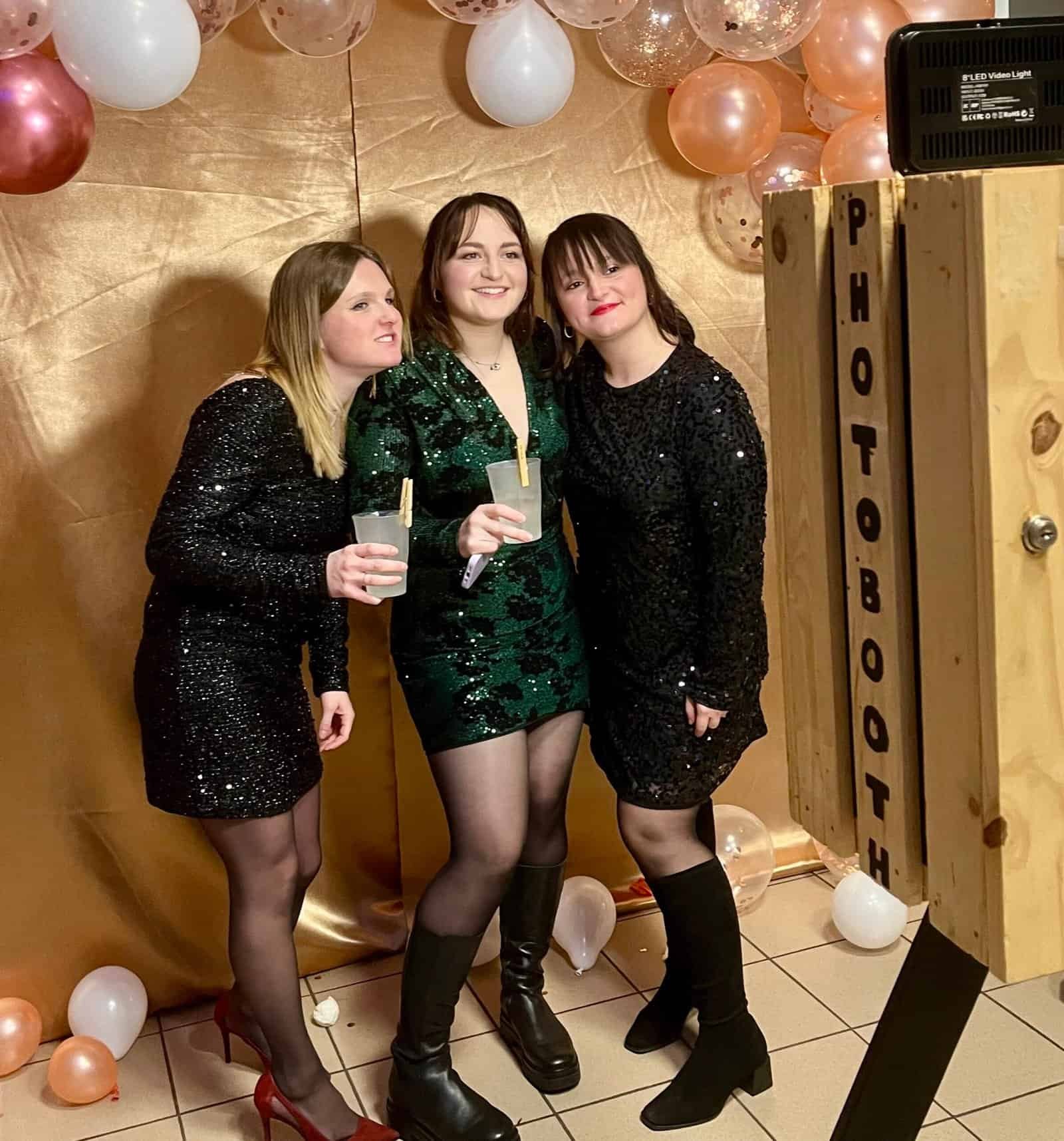 invités photobooth mariage groupe sourire